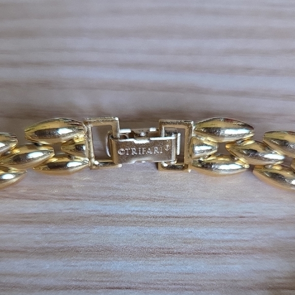 Vintage Trifari Gold-Tone Panther Chain Bracelet - Picture 2 of 6